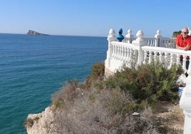Imagen de la balaustrada del Castell con la isla al fondo
