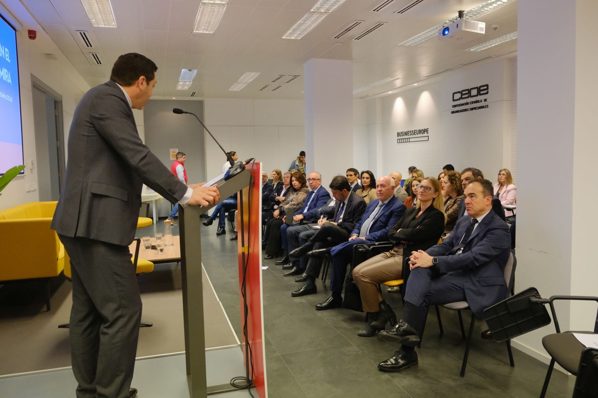 La jornada empresarial de CEV sobre la guerra de aranceles, en imágenes
