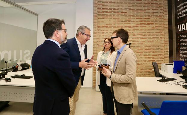 Pérez ha estado acompañado por el alcalde del municipio, José Rafael Pascual, y el director de Suma, José Antonio Belso.