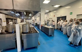 Visit of students to the kitchens of Alicante General Hospital.