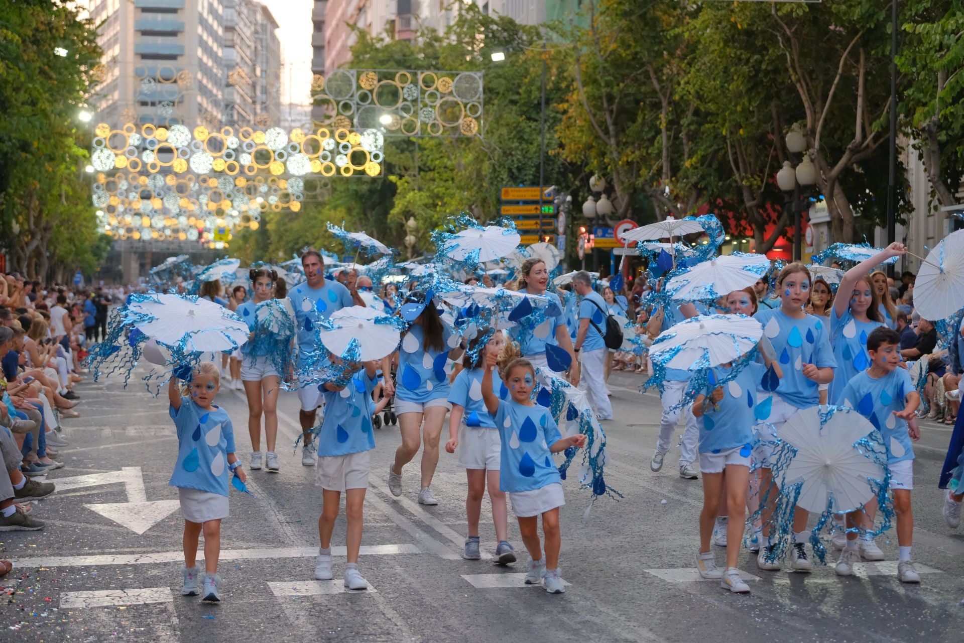 Color, imaginación y humor se dan cita en el desfile del Ninot