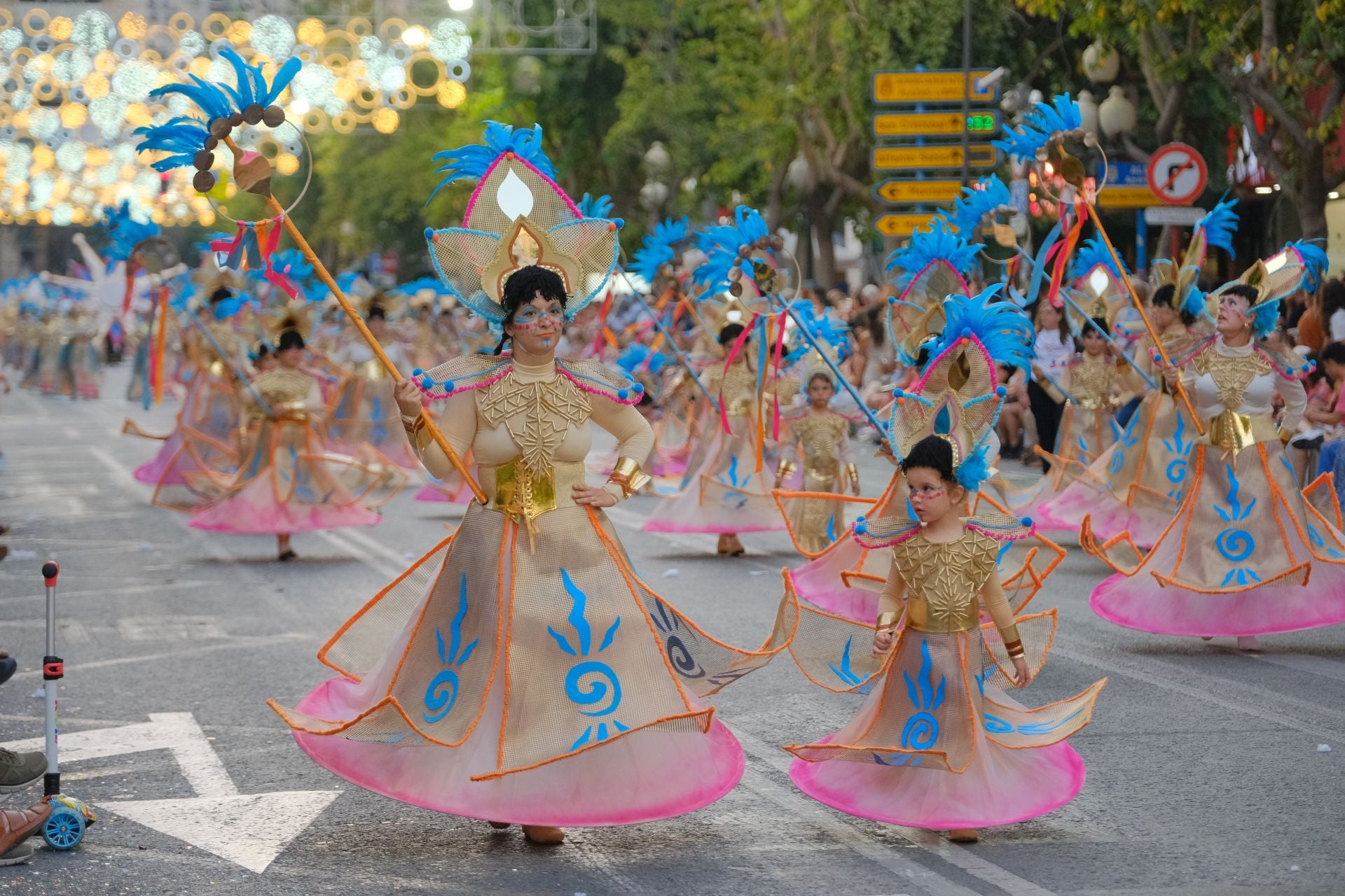 Color, imaginación y humor se dan cita en el desfile del Ninot