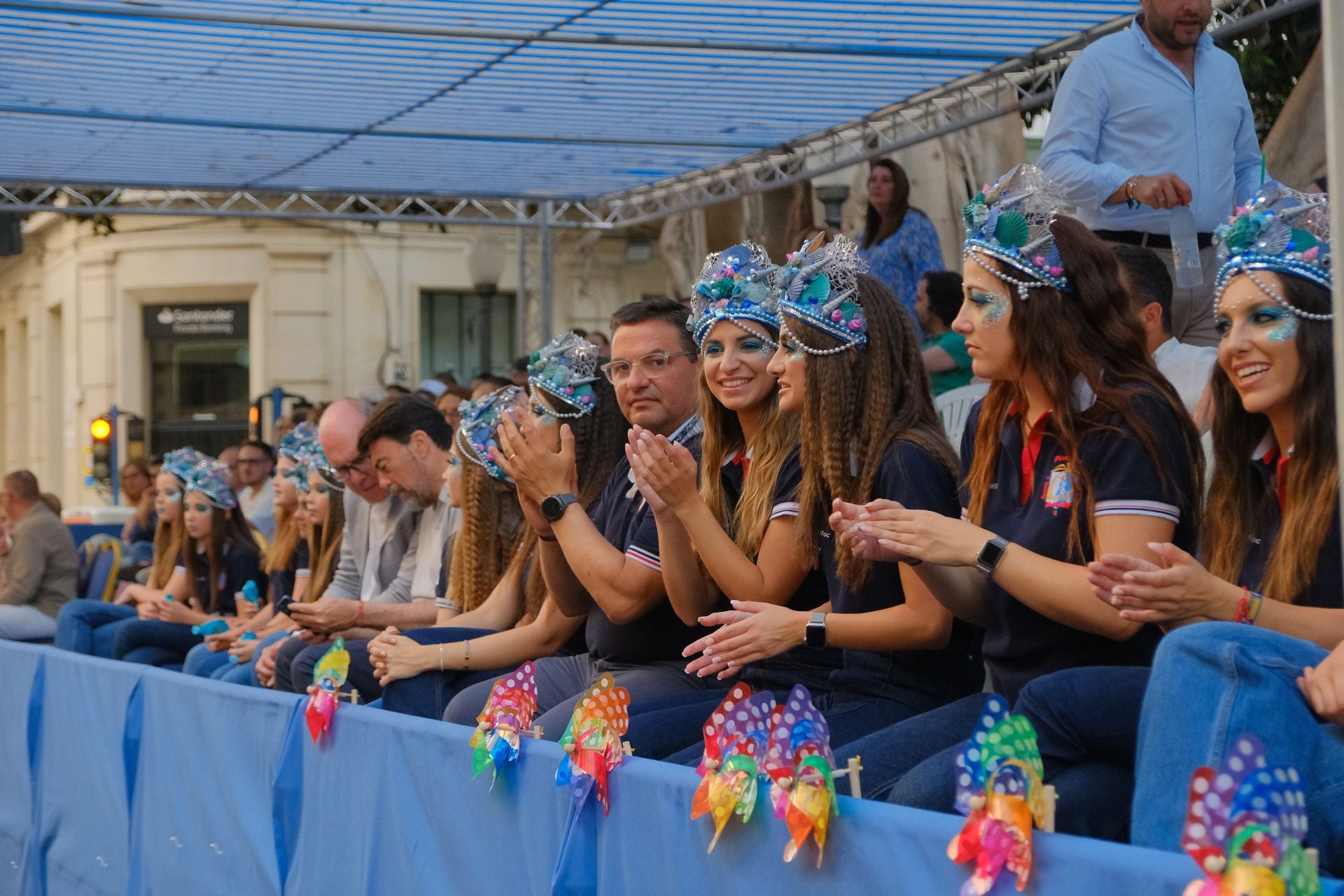 Color, imaginación y humor se dan cita en el desfile del Ninot