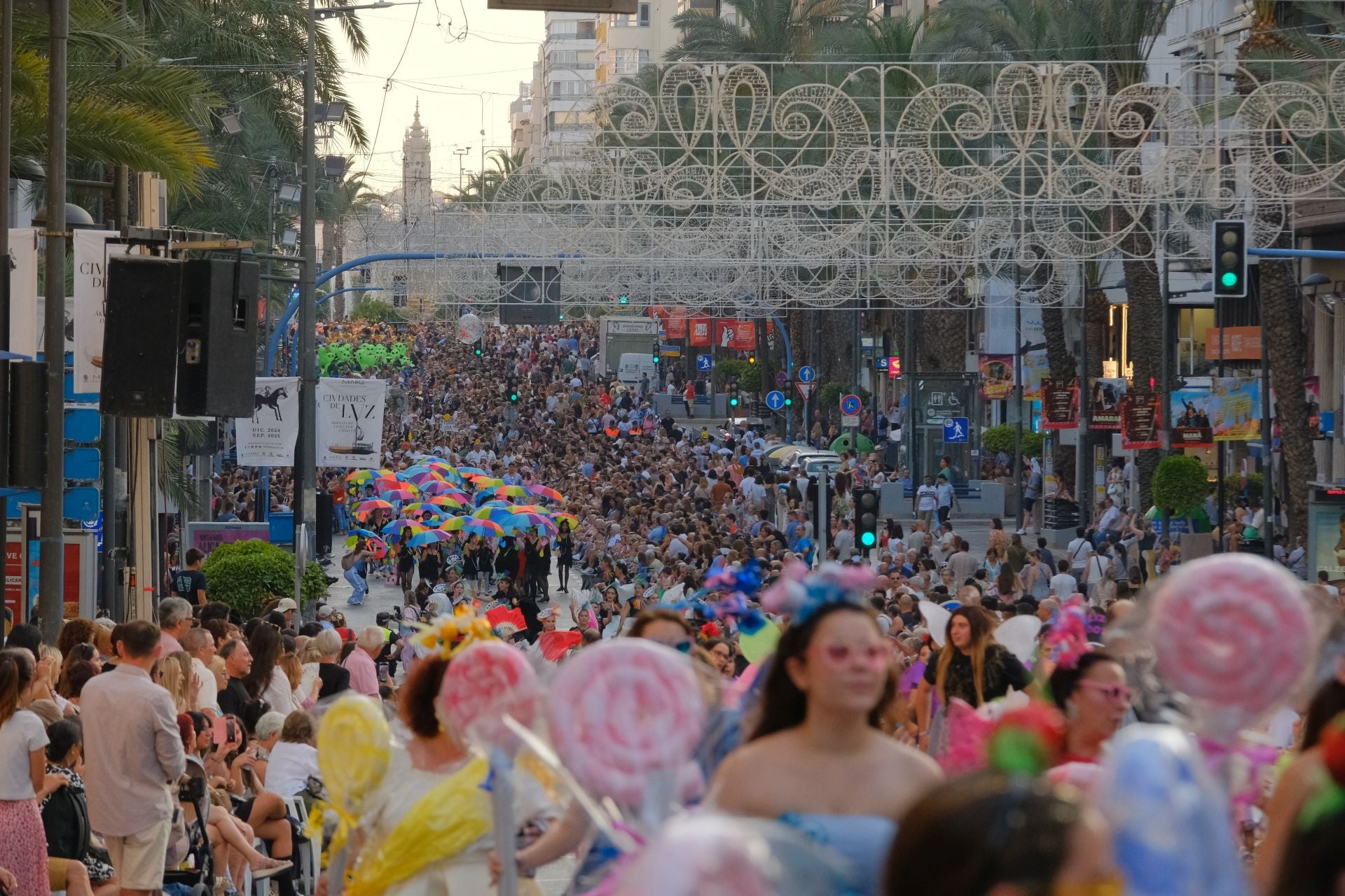 Color, imaginación y humor se dan cita en el desfile del Ninot