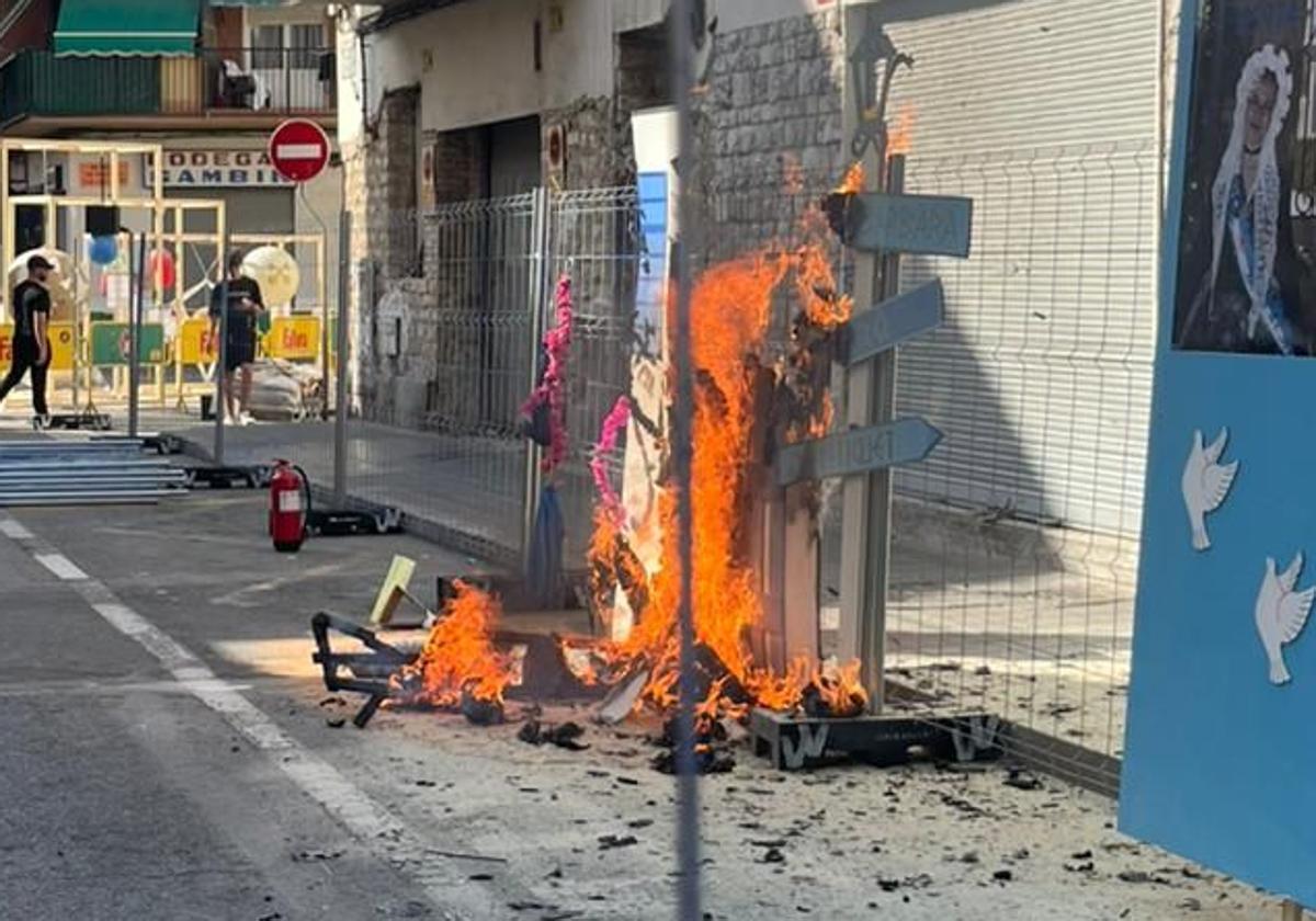 Imagen principal - Un ninot crítico con los apartamentos en el Pla arde
