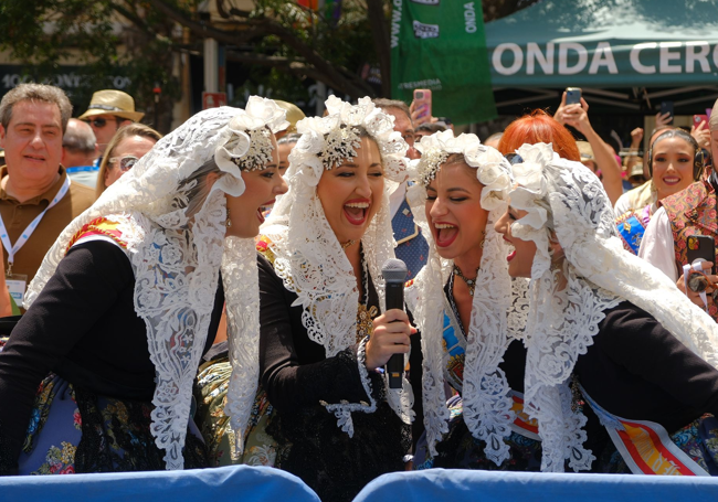 La bellea del foc y sus dames d'honor dan el aviso de la mascletà.